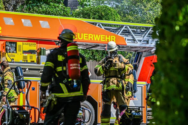 Brand in Göppingen, Dichter Rauch steigt über mehreren Reihenhäusern in der Pearl-S.-Buck-Straße in Göppingen auf. Vier Gebäude stehen am Dienstagmorgen in Vollbrand. Nach ersten Informationen konnten sich alle Bewohner ins Freie retten. Göppingen Baden-Württemberg Deutschland Göppingen *** Fire in Göppingen: Thick smoke rises above several townhouses on Pearl S. Buck Street in Göppingen. Four buildings were fully engulfed in flames on Tuesday morning. According to initial reports, all residents were able to escape to safety. Göppingen, Baden-Württemberg, Germany. Göppingen Copyright: x xonw-imagesx xPhilippxAndrÃ x