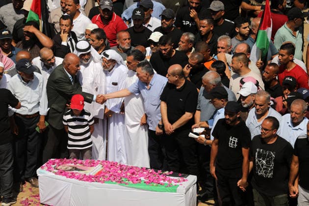 Mass funeral held for recovered remains in Gaza City s Sabra neighborhood Palestinians take part in a mass funeral for the recovered remains of members of the Abu Sharia and Al-Hasayna families in the Sabra neighborhood of Gaza City on August 4, 2026. The remains were recently recovered from beneath the rubble of their homes, which were destroyed in an Israeli strike earlier in the war. Gaza s Civil Defense said its crews recovered the remains of 112 people during a two-week operation in the residential area where the two families lived, which it said was hit in an Israeli airstrike on November 23, 2023. The Civil Defense estimates that more than 9,000 people remain missing or buried beneath the rubble of destroyed buildings across the Gaza Copyright: xapaimagesxBilalxOsamax xapaimagesx