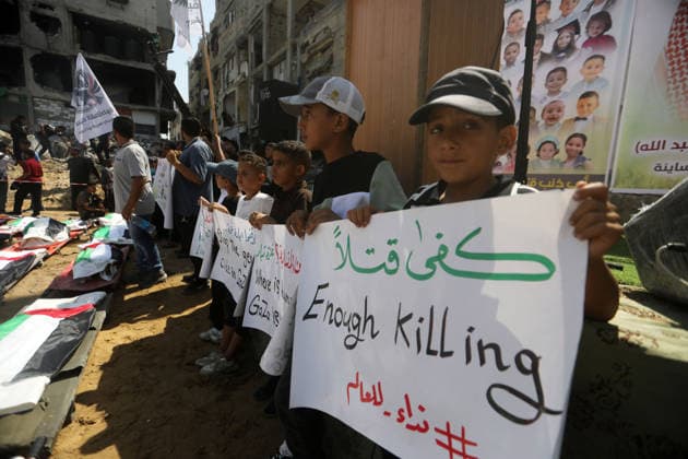 Mass funeral held for recovered remains in Gaza City s Sabra neighborhood Palestinians take part in a mass funeral for the recovered remains of members of the Abu Sharia and Al-Hasayna families in the Sabra neighborhood of Gaza City on August 4, 2026. The remains were recently recovered from beneath the rubble of their homes, which were destroyed in an Israeli strike earlier in the war. Gaza s Civil Defense said its crews recovered the remains of 112 people during a two-week operation in the residential area where the two families lived, which it said was hit in an Israeli airstrike on November 23, 2023. The Civil Defense estimates that more than 9,000 people remain missing or buried beneath the rubble of destroyed buildings across the Gaza Copyright: xapaimagesxBilalxOsamax xapaimagesx