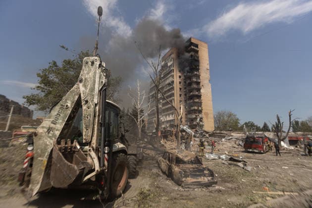 Russian airstrike hits Kramatorsk KRAMATORSK, UKRAINE - AUGUST 04: Firefighters and emergency services operate at a burning building following a Russian airstrike in Kramatorsk, Ukraine, on August 04, 2026. Francisco Richart Anadolu Kramatorsk Ukraine. Editorial use only. Please get in touch for any other usage.  Copyright: x2026xAnadoluxFranciscoxRichartx