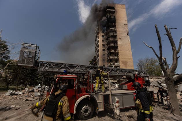 Russian airstrike hits Kramatorsk KRAMATORSK, UKRAINE - AUGUST 04: Firefighters operate at a burning building following a Russian airstrike in Kramatorsk, Ukraine, on August 04, 2026. Francisco Richart Anadolu Kramatorsk Ukraine. Editorial use only. Please get in touch for any other usage.  Copyright: x2026xAnadoluxFranciscoxRichartx