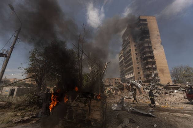 Russian airstrike hits Kramatorsk KRAMATORSK, UKRAINE - AUGUST 04: Firefighters extinguish a fire involving a vehicle and a building following a Russian airstrike in Kramatorsk, Ukraine, on August 04, 2026. Francisco Richart Anadolu Kramatorsk Ukraine. Editorial use only. Please get in touch for any other usage.  Copyright: x2026xAnadoluxFranciscoxRichartx