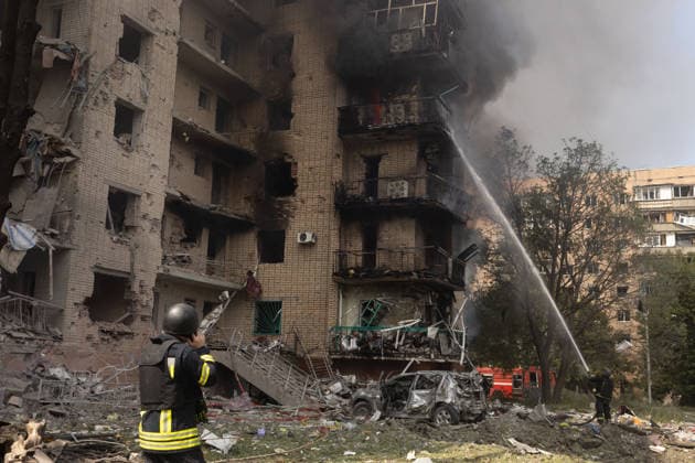 Russian airstrike hits Kramatorsk KRAMATORSK, UKRAINE - AUGUST 04: Firefighters operate at a burning building following a Russian airstrike in Kramatorsk, Ukraine, on August 04, 2026. Francisco Richart Anadolu Kramatorsk Ukraine. Editorial use only. Please get in touch for any other usage.  Copyright: x2026xAnadoluxFranciscoxRichartx