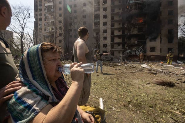 Russian airstrike hits Kramatorsk KRAMATORSK, UKRAINE - AUGUST 04: A resident drinks water after being evacuated from a burning building following a Russian airstrike in Kramatorsk, Ukraine, on August 04, 2026. Francisco Richart Anadolu Kramatorsk Ukraine. Editorial use only. Please get in touch for any other usage.  Copyright: x2026xAnadoluxFranciscoxRichartx