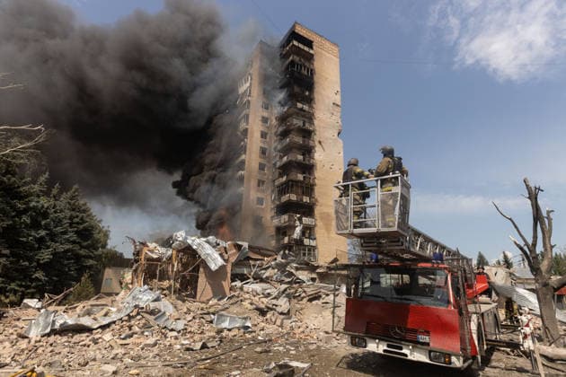 Russian airstrike hits Kramatorsk KRAMATORSK, UKRAINE - AUGUST 04: Firefighters operate at a burning building following a Russian airstrike in Kramatorsk, Ukraine, on August 04, 2026. Francisco Richart Anadolu Kramatorsk Ukraine. Editorial use only. Please get in touch for any other usage.  Copyright: x2026xAnadoluxFranciscoxRichartx