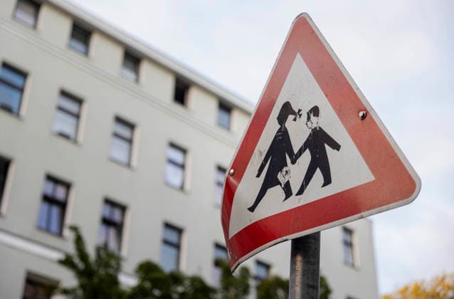 Symbolbild zum Thema Schulkinder im Strassenverkehr. Berlin, 03.08.2026. Berlin Deutschland *** Illustrative image on the topic of schoolchildren in traffic Berlin, August 3, 2026 Berlin, Germany Copyright: xYonaxElsnerx