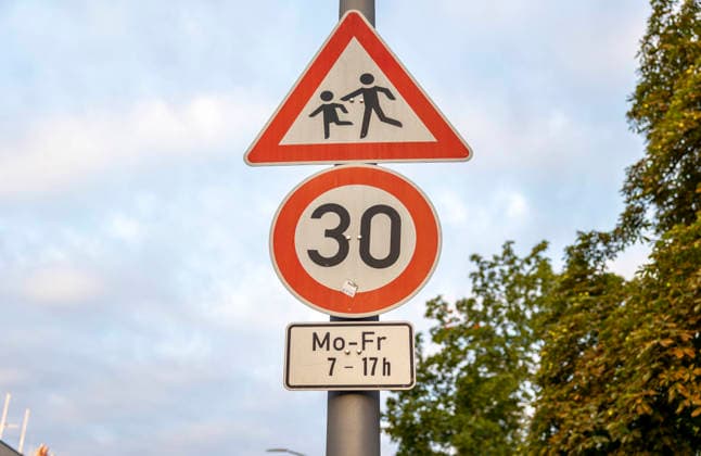 Symbolbild zum Thema Schulkinder im Strassenverkehr. Berlin, 03.08.2026. Berlin Deutschland *** Illustrative image on the topic of schoolchildren in traffic Berlin, August 3, 2026 Berlin, Germany Copyright: xYonaxElsnerx