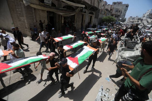 Mass funeral held for recovered remains in Gaza City s Sabra neighborhood Palestinians take part in a mass funeral for the recovered remains of members of the Abu Sharia and Al-Hasayna families in the Sabra neighborhood of Gaza City on August 4, 2026. The remains were recently recovered from beneath the rubble of their homes, which were destroyed in an Israeli strike earlier in the war. Gaza s Civil Defense said its crews recovered the remains of 112 people during a two-week operation in the residential area where the two families lived, which it said was hit in an Israeli airstrike on November 23, 2023. The Civil Defense estimates that more than 9,000 people remain missing or buried beneath the rubble of destroyed buildings across the Gaza Copyright: xapaimagesxBilalxOsamax xapaimagesx