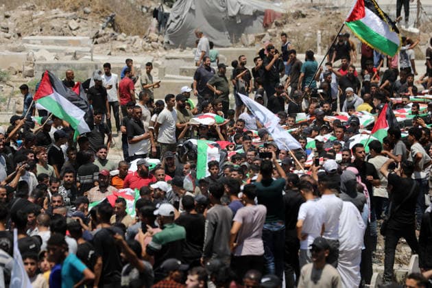 Mass funeral held for recovered remains in Gaza City s Sabra neighborhood Palestinians take part in a mass funeral for the recovered remains of members of the Abu Sharia and Al-Hasayna families in the Sabra neighborhood of Gaza City on August 4, 2026. The remains were recently recovered from beneath the rubble of their homes, which were destroyed in an Israeli strike earlier in the war. Gaza s Civil Defense said its crews recovered the remains of 112 people during a two-week operation in the residential area where the two families lived, which it said was hit in an Israeli airstrike on November 23, 2023. The Civil Defense estimates that more than 9,000 people remain missing or buried beneath the rubble of destroyed buildings across the Gaza Copyright: xapaimagesxBilalxOsamax xapaimagesx