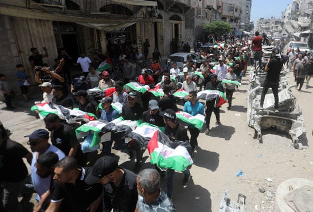 Mass funeral held for recovered remains in Gaza City s Sabra neighborhood Palestinians take part in a mass funeral for the recovered remains of members of the Abu Sharia and Al-Hasayna families in the Sabra neighborhood of Gaza City on August 4, 2026. The remains were recently recovered from beneath the rubble of their homes, which were destroyed in an Israeli strike earlier in the war. Gaza s Civil Defense said its crews recovered the remains of 112 people during a two-week operation in the residential area where the two families lived, which it said was hit in an Israeli airstrike on November 23, 2023. The Civil Defense estimates that more than 9,000 people remain missing or buried beneath the rubble of destroyed buildings across the Gaza Copyright: xapaimagesxBilalxOsamax xapaimagesx