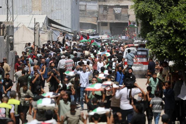 Mass funeral held for recovered remains in Gaza City s Sabra neighborhood Palestinians take part in a mass funeral for the recovered remains of members of the Abu Sharia and Al-Hasayna families in the Sabra neighborhood of Gaza City on August 4, 2026. The remains were recently recovered from beneath the rubble of their homes, which were destroyed in an Israeli strike earlier in the war. Gaza s Civil Defense said its crews recovered the remains of 112 people during a two-week operation in the residential area where the two families lived, which it said was hit in an Israeli airstrike on November 23, 2023. The Civil Defense estimates that more than 9,000 people remain missing or buried beneath the rubble of destroyed buildings across the Gaza Copyright: xapaimagesxBilalxOsamax xapaimagesx