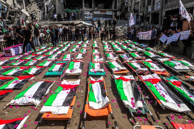 Palestinians Hold Mass Funeral For 112 Family Members In Gaza - Palestine Palestinians attend the funeral of 112 members of the Hassayna and Abu Sharia clan, who were killed in an Israeli strike in 2023 and whose remains were recovered from beneath the rubble, according to Gaza s Civil Defense, in Gaza City, on August 4, 2026. Photo by Ramez Habboub ABACAPRESS.COM Gaza Palestine  Copyright: xHabboubxRamez ABACAx