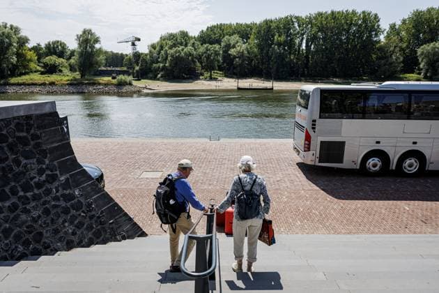 ARNHEM - Tourists are waiting on the Rhine Quay for replacement bus transport to Nijmegen due to low water levels in the Rhine. River cruise providers are having to cancel or modify trips due to the low water levels. Trips to Germany, in particular, are not being operated or are being carried out in a different form. EMIEL MUIDERMAN ANP netherlands out - belgium out  Copyright: xx x564865440x originalFilename: 564865440.jpg