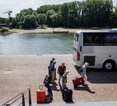 ARNHEM - Tourists are waiting on the Rhine Quay for replacement bus transport to Nijmegen due to low water levels in the Rhine. River cruise providers are having to cancel or modify trips due to the low water levels. Trips to Germany, in particular, are not being operated or are being carried out in a different form. EMIEL MUIDERMAN ANP netherlands out - belgium out  Copyright: xx x564865446x originalFilename: 564865446.jpg
