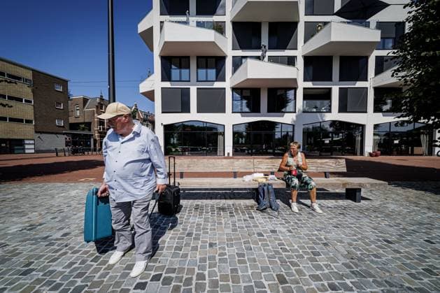 ARNHEM - Tourists are waiting on the Rhine Quay for replacement bus transport to Nijmegen due to low water levels in the Rhine. River cruise providers are having to cancel or modify trips due to the low water levels. Trips to Germany, in particular, are not being operated or are being carried out in a different form. EMIEL MUIDERMAN ANP netherlands out - belgium out  Copyright: xx x564865453x originalFilename: 564865453.jpg