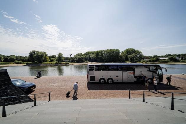 ARNHEM - Tourists are waiting on the Rhine Quay for replacement bus transport to Nijmegen due to low water levels in the Rhine. River cruise providers are having to cancel or modify trips due to the low water levels. Trips to Germany, in particular, are not being operated or are being carried out in a different form. EMIEL MUIDERMAN ANP netherlands out - belgium out  Copyright: xx x564865455x originalFilename: 564865455.jpg