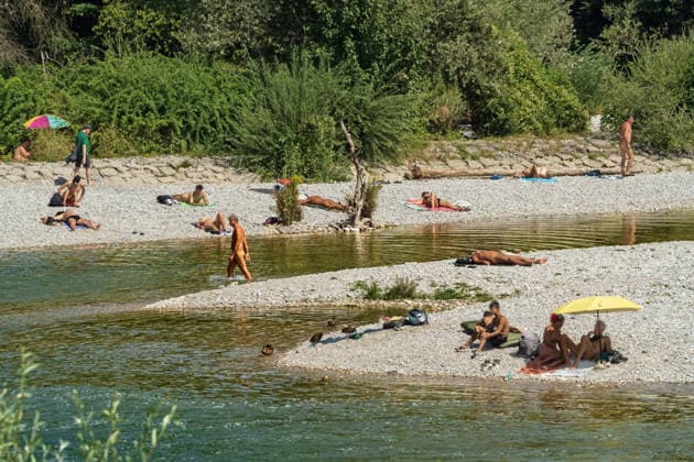 Niedrigwasser an der Isar: bei einem Pegelstand von 90 Zentimetern haben sich die Kiesbänke am Münchner Flaucher vergrößert, Badende genießen das Sommerwetter, Problem Trockenheit, München, 4. August 2026 Deutschland, München, 4. August 2026, Niedrigwasser an der Isar: bei einem Pegelstand von 90 Zentimetern haben sich die Kiesbänke am Münchner Flaucher vergrößert, sie werden sichtbarer, Badende genießen das Sommerwetter und kühlen sich bei Temperaturen von 33 Grad im Wasser ab, die Trockenheit der letzten Monate macht sich bemerkbar, sommerliches heißes Wetter, zu wenig Regen, schönes Wetter, Sommer, Sonnenschein, Rekordhitze, Hitzewelle, Bayern, *** Low water levels on the Isar, at a height of 90 centimeters, have caused th