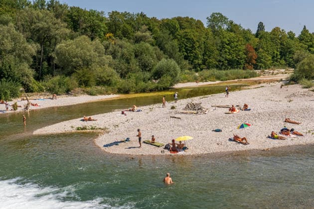 Niedrigwasser an der Isar: bei einem Pegelstand von 90 Zentimetern haben sich die Kiesbänke am Münchner Flaucher vergrößert, Badende genießen das Sommerwetter, Problem Trockenheit, München, 4. August 2026 Deutschland, München, 4. August 2026, Niedrigwasser an der Isar: bei einem Pegelstand von 90 Zentimetern haben sich die Kiesbänke am Münchner Flaucher vergrößert, sie werden sichtbarer, Badende genießen das Sommerwetter und kühlen sich bei Temperaturen von 33 Grad im Wasser ab, die Trockenheit der letzten Monate macht sich bemerkbar, sommerliches heißes Wetter, zu wenig Regen, schönes Wetter, Sommer, Sonnenschein, Rekordhitze, Hitzewelle, Bayern, *** Low water levels on the Isar at 90 centimeters have caused the gravel banks