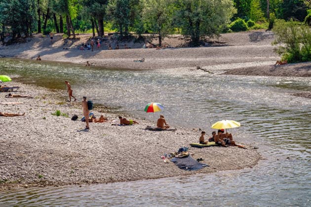 Niedrigwasser an der Isar: bei einem Pegelstand von 90 Zentimetern haben sich die Kiesbänke am Münchner Flaucher vergrößert, Badende genießen das Sommerwetter, Problem Trockenheit, München, 4. August 2026 Deutschland, München, 4. August 2026, Niedrigwasser an der Isar: bei einem Pegelstand von 90 Zentimetern haben sich die Kiesbänke am Münchner Flaucher vergrößert, sie werden sichtbarer, Badende genießen das Sommerwetter und kühlen sich bei Temperaturen von 33 Grad im Wasser ab, die Trockenheit der letzten Monate macht sich bemerkbar, sommerliches heißes Wetter, zu wenig Regen, schönes Wetter, Sommer, Sonnenschein, Rekordhitze, Hitzewelle, Bayern, *** Low water levels on the Isar, at a height of 90 centimeters, have caused th