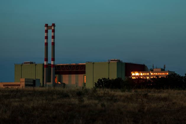 (260803) -- BUDAPEST, Aug. 3, 2026 -- This photo taken on Aug. 2, 2026 shows a view of the Paks nuclear power plant near Dunaszentbenedek, Hungary. Hungary is entering its most critical 5 days as dropping water levels on the Danube River threaten the complete shutdown of the Paks nuclear power plant amid an extreme heatwave, Hungary s Prime Minister Peter Magyar said on Sunday, warning that the plant could be shut down for more than a month. (Photo by Xinhua) HUNGARY-NUCLEAR POWER PLANT-POSSIBLE SHUTDOWN DavidxBalogh 