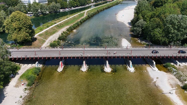 Ein Sommertag in der Landeshauptstadt München. Hier der Blick auf die Thalkirchner Brücke, Straßenbrücke über die Isar und den parallel verlaufenden Isar-Werkkanal wird ab 2027 für 2 Jahre gesperrt, wegen Sanierung, Instalthaltung, Stau, Umfahrung, Stadtviertel, Tierpark, Anwohner aufgebracht *** A summer day in Munich, the state capital. Here is a view of the Thalkirchner Bridge, a road bridge over the Isar River and the parallel Isar Werkkanal, which will be closed for two years starting in 2027 due to renovation, maintenance, traffic congestion, detours, neighborhoods, the zoo, and frustrated residents