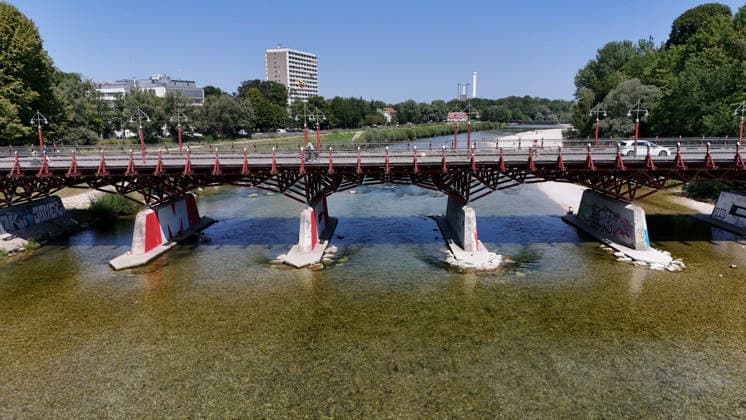 Ein Sommertag in der Landeshauptstadt München. Hier der Blick auf die Thalkirchner Brücke, Straßenbrücke über die Isar und den parallel verlaufenden Isar-Werkkanal wird ab 2027 für 2 Jahre gesperrt, wegen Sanierung, Instalthaltung, Stau, Umfahrung, Stadtviertel, Tierpark, Anwohner aufgebracht *** A summer day in Munich, the state capital. Here is a view of the Thalkirchner Bridge, a road bridge over the Isar River and the parallel Isar Werkkanal, which will be closed for two years starting in 2027 due to renovation, maintenance, traffic congestion, detours, neighborhoods, the zoo, and frustrated residents