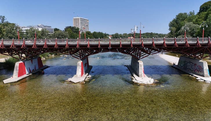 Ein Sommertag in der Landeshauptstadt München. Hier der Blick auf die Thalkirchner Brücke, Straßenbrücke über die Isar und den parallel verlaufenden Isar-Werkkanal wird ab 2027 für 2 Jahre gesperrt, wegen Sanierung, Instalthaltung, Stau, Umfahrung, Stadtviertel, Tierpark, Anwohner aufgebracht *** A summer day in Munich, the state capital. Here is a view of the Thalkirchner Bridge, a road bridge over the Isar River and the parallel Isar Werkkanal, which will be closed for two years starting in 2027 due to renovation, maintenance, traffic congestion, detours, neighborhoods, the zoo, and frustrated residents