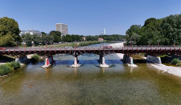 Ein Sommertag in der Landeshauptstadt München. Hier der Blick auf die Thalkirchner Brücke, Straßenbrücke über die Isar und den parallel verlaufenden Isar-Werkkanal wird ab 2027 für 2 Jahre gesperrt, wegen Sanierung, Instalthaltung, Stau, Umfahrung, Stadtviertel, Tierpark, Anwohner aufgebracht *** A summer day in Munich, the state capital. Here is a view of the Thalkirchner Bridge, a road bridge over the Isar River and the parallel Isar Werkkanal, which will be closed for two years starting in 2027 due to renovation, maintenance, traffic congestion, detours, neighborhoods, the zoo, and frustrated residents