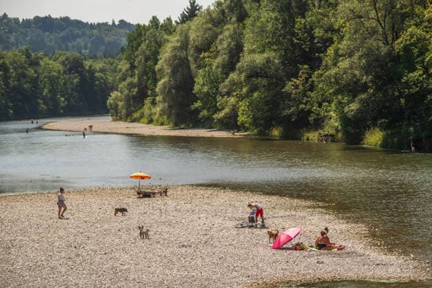 Niedrigwasser an der Isar: die Kiesbänke am Isarufer haben sich vergrößert, Badende genießen das Sommerwetter, Problem Trockenheit, Schäftlarn, Landkreis München4. August 2026 Deutschland, Schäftlarn, Landkreis München, 4. August 2026, Niedrigwasser an der Isar: die Kiesbänke am Isarufer haben sich ausgedehnt, sie werden sichtbarer, Badende genießen das Sommerwetter und kühlen sich bei Temperaturen von 33 Grad im Wasser ab, Blick von der Dürnsteiner Brücke, die Trockenheit der letzten Monate macht sich bemerkbar, sommerliches heißes Wetter, zu wenig Regen, schönes Wetter, Sommer, Sonnenschein, Rekordhitze, Hitzewelle, Bayern, *** Low water levels on the Isar; the gravel banks along the riverbank have expanded; swimmers are en