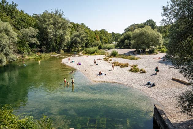 Niedrigwasser an der Isar: bei einem Pegelstand von 90 Zentimetern haben sich die Kiesbänke am Münchner Flaucher vergrößert, Badende genießen das Sommerwetter, Problem Trockenheit, München, 4. August 2026 Deutschland, München, 4. August 2026, Niedrigwasser an der Isar: bei einem Pegelstand von 90 Zentimetern haben sich die Kiesbänke am Münchner Flaucher ausgedehnt, sie werden sichtbarer, Badende genießen das Sommerwetter und kühlen sich bei Temperaturen von 33 Grad im Wasser ab, die Trockenheit der letzten Monate macht sich bemerkbar, sommerliches heißes Wetter, zu wenig Regen, schönes Wetter, Sommer, Sonnenschein, Rekordhitze, Hitzewelle, Bayern, *** Low water levels on the Isar at 90 centimeters have caused the gravel banks a