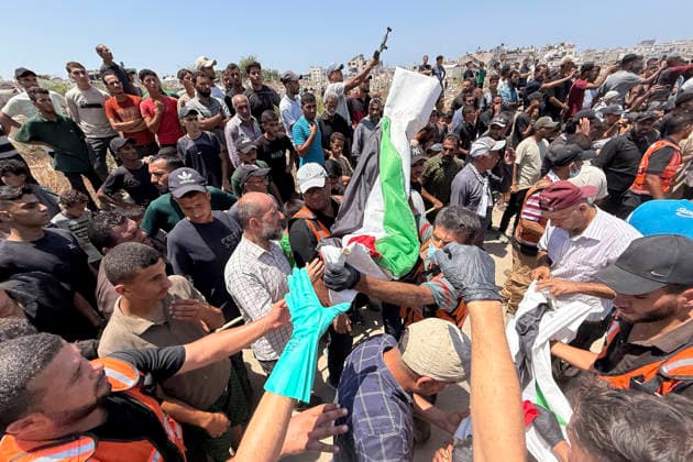 Gaza City witnessed the mass burial of 112 members of the same family—including children, women, men, and the elderly—whose bodies were recovered from the rubble after the Israeli army bombed their homes two years and eight months ago. Gaza City, 4 August 2026. Gaza buries 112 relatives, the largest funeral for a single family in the Strip !ACHTUNG: NUR REDAKTIONELLE NUTZUNG!  Copyright: xAhmadxAwadx GRAF6521 20260804-55021070125_1