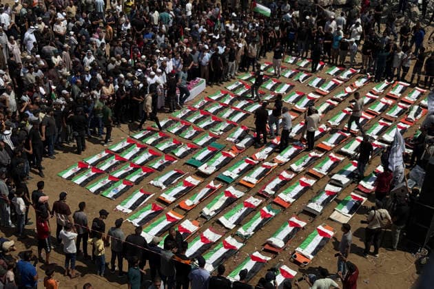 Gaza City witnessed the mass burial of 112 members of the same family—including children, women, men, and the elderly—whose bodies were recovered from the rubble after the Israeli army bombed their homes two years and eight months ago. Gaza City, 4 August 2026. Gaza buries 112 relatives, the largest funeral for a single family in the Strip !ACHTUNG: NUR REDAKTIONELLE NUTZUNG!  Copyright: xAhmadxAwadx GRAF6525 20260804-55021070130_1