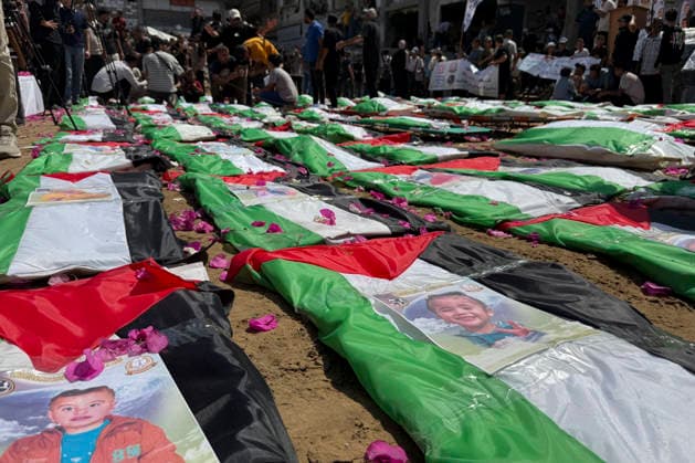 Gaza City witnessed the mass burial of 112 members of the same family—including children, women, men, and the elderly—whose bodies were recovered from the rubble after the Israeli army bombed their homes two years and eight months ago. Gaza City, 4 August 2026. Gaza buries 112 relatives, the largest funeral for a single family in the Strip !ACHTUNG: NUR REDAKTIONELLE NUTZUNG!  Copyright: xAhmadxAwadx GRAF6526 20260804-55021070131_1