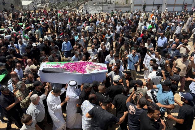Gaza City witnessed the mass burial of 112 members of the same family—including children, women, men, and the elderly—whose bodies were recovered from the rubble after the Israeli army bombed their homes two years and eight months ago. Gaza City, 4 August 2026. Gaza buries 112 relatives, the largest funeral for a single family in the Strip !ACHTUNG: NUR REDAKTIONELLE NUTZUNG!  Copyright: xAhmadxAwadx GRAF6527 20260804-55021070132_1