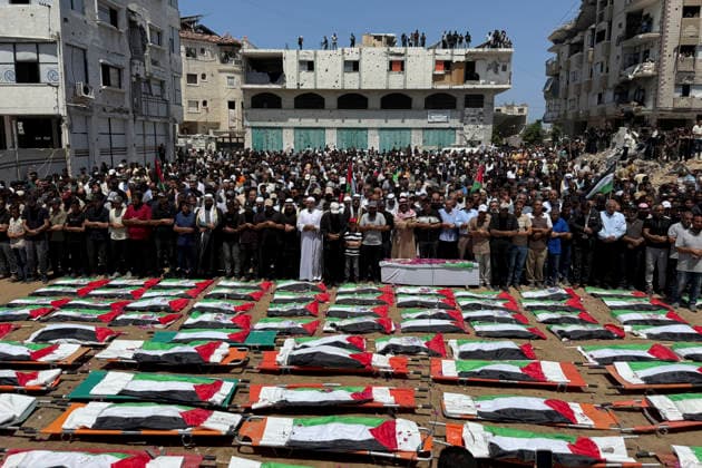 Gaza City witnessed the mass burial of 112 members of the same family—including children, women, men, and the elderly—whose bodies were recovered from the rubble after the Israeli army bombed their homes two years and eight months ago. Gaza City, 4 August 2026. Gaza buries 112 relatives, the largest funeral for a single family in the Strip !ACHTUNG: NUR REDAKTIONELLE NUTZUNG!  Copyright: xAhmadxAwadx GRAF6528 20260804-55021070133_1