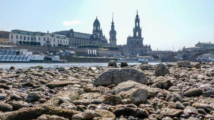 Die Pegel sinken weiter. Anhaltende Trockenheit verschärft das Niedrigwasser an den deutschen Flüssen weiter. Betroffen ist auch die Elbe bei Dresden. In Dresden zeigte die Pegelanzeige am Dienstagnachmittag nur noch 40 cm an. Die Dampfschifffahrt steht fast komplett still und sitzt auf dem Trockenen. Einheimische gehen mitten in der Elbe, auf kleinen Inseln, baden. Dort, wo eigentlich die Elbe entlang fließt, ist mittlerweile viel Wildwuchs entstanden. Und auch aus Tschechien kommt kaum Wasser nach. Die Situation wird mit Tag zu Tag immer dramatischer. Dresden Sachsen Deutschland *** Water levels continue to drop. Persistent drought is further exacerbating low water levels in German rivers. The Elbe near Dresden is also affected. In Dr