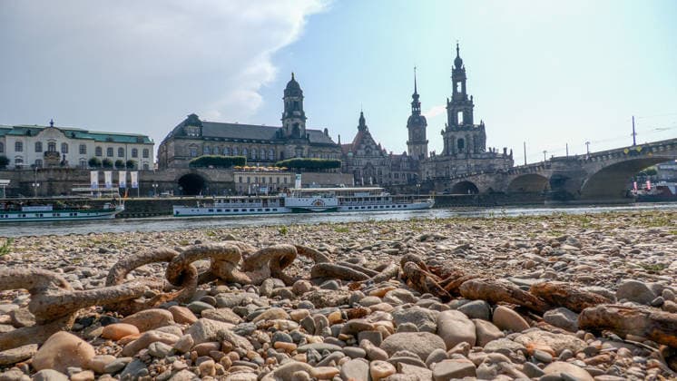 Die Pegel sinken weiter. Anhaltende Trockenheit verschärft das Niedrigwasser an den deutschen Flüssen weiter. Betroffen ist auch die Elbe bei Dresden. In Dresden zeigte die Pegelanzeige am Dienstagnachmittag nur noch 40 cm an. Die Dampfschifffahrt steht fast komplett still und sitzt auf dem Trockenen. Einheimische gehen mitten in der Elbe, auf kleinen Inseln, baden. Dort, wo eigentlich die Elbe entlang fließt, ist mittlerweile viel Wildwuchs entstanden. Und auch aus Tschechien kommt kaum Wasser nach. Die Situation wird mit Tag zu Tag immer dramatischer. Dresden Sachsen Deutschland *** Water levels continue to drop. Persistent drought is further exacerbating low water levels in German rivers. The Elbe near Dresden is also affected. In Dr