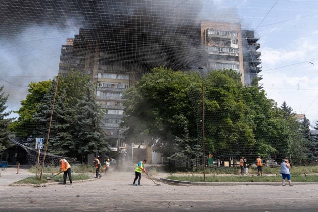 August 4, 2026, Kramatorsk, Donetsk Oblast, Ukraine: Emergency services work to aid the community after Russia launches an attack on residential buildings in the city of Kramatorsk, Donetsk Oblast. Kramatorsk Ukraine - ZUMAm350 20260804_zip_m350_043 Copyright: xCameronxJones-Manleyx