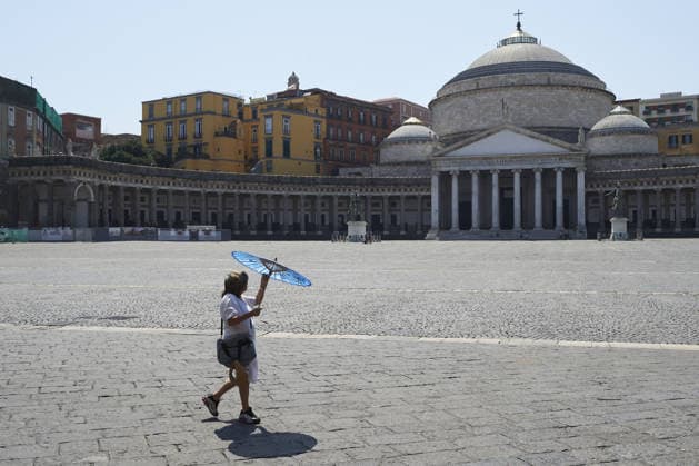 The fourth wave of the African heatwave in Naples NAPLES, ITALY - AUGUST 4: A woman uses an umbrella to shield herself from the sun during the African heatwave in Naples on August 4, 2026. The fourth wave of the African heatwave is currently underway, with temperatures reaching 40 degrees and 25 Italian cities on red alert, including Naples. Eliano Imperato Anadolu Naples Italy. Editorial use only. Please get in touch for any other usage.  Copyright: x2026xAnadoluxElianoxImperatox