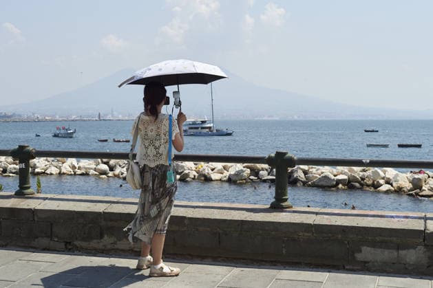 The fourth wave of the African heatwave in Naples NAPLES, ITALY - AUGUST 4: A woman uses an umbrella to shield herself from the sun during the African heatwave in Naples on August 4, 2026. The fourth wave of the African heatwave is currently underway, with temperatures reaching 40 degrees and 25 Italian cities on red alert, including Naples. Eliano Imperato Anadolu Naples Italy. Editorial use only. Please get in touch for any other usage.  Copyright: x2026xAnadoluxElianoxImperatox