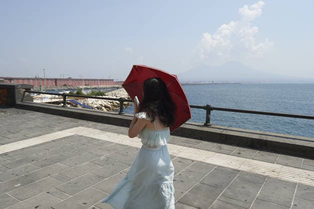 The fourth wave of the African heatwave in Naples NAPLES, ITALY - AUGUST 4: A woman uses an umbrella to shield herself from the sun during the African heatwave in Naples on August 4, 2026. The fourth wave of the African heatwave is currently underway, with temperatures reaching 40 degrees and 25 Italian cities on red alert, including Naples. Eliano Imperato Anadolu Naples Italy. Editorial use only. Please get in touch for any other usage.  Copyright: x2026xAnadoluxElianoxImperatox