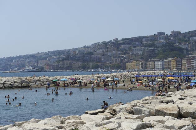 The fourth wave of the African heatwave in Naples NAPLES, ITALY - AUGUST 4: People sunbath and swim during the African heatwave in Naples on August 4, 2026. The fourth wave of the African heatwave is currently underway, with temperatures reaching 40 degrees and 25 Italian cities on red alert, including Naples. Eliano Imperato Anadolu Naples Italy. Editorial use only. Please get in touch for any other usage.  Copyright: x2026xAnadoluxElianoxImperatox