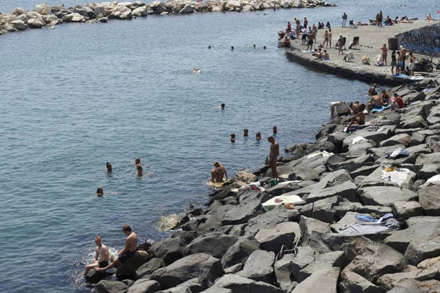 The fourth wave of the African heatwave in Naples NAPLES, ITALY - AUGUST 4: People sunbath and swim during the African heatwave in Naples on August 4, 2026. The fourth wave of the African heatwave is currently underway, with temperatures reaching 40 degrees and 25 Italian cities on red alert, including Naples. Eliano Imperato Anadolu Naples Italy. Editorial use only. Please get in touch for any other usage.  Copyright: x2026xAnadoluxElianoxImperatox