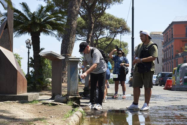 The fourth wave of the African heatwave in Naples NAPLES, ITALY - AUGUST 4: A man fills a water bottle from a fountain during the African heatwave in Naples on August 4, 2026. The fourth wave of the African heatwave is currently underway, with temperatures reaching 40 degrees and 25 Italian cities on red alert, including Naples. Eliano Imperato Anadolu Naples Italy. Editorial use only. Please get in touch for any other usage.  Copyright: x2026xAnadoluxElianoxImperatox