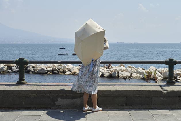The fourth wave of the African heatwave in Naples NAPLES, ITALY - AUGUST 4: A woman uses an umbrella to shield herself from the sun during the African heatwave in Naples on August 4, 2026. The fourth wave of the African heatwave is currently underway, with temperatures reaching 40 degrees and 25 Italian cities on red alert, including Naples. Eliano Imperato Anadolu Naples Italy. Editorial use only. Please get in touch for any other usage.  Copyright: x2026xAnadoluxElianoxImperatox