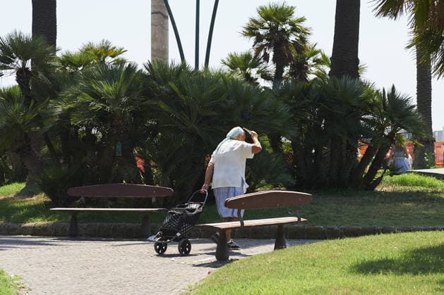The fourth wave of the African heatwave in Naples NAPLES, ITALY - AUGUST 4: An elderly woman try to shield herself from the sun during the African heatwave in Naples on August 4, 2026. The fourth wave of the African heatwave is currently underway, with temperatures reaching 40 degrees and 25 Italian cities on red alert, including Naples. Eliano Imperato Anadolu Naples Italy. Editorial use only. Please get in touch for any other usage.  Copyright: x2026xAnadoluxElianoxImperatox