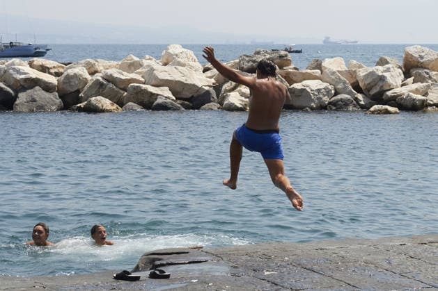 The fourth wave of the African heatwave in Naples NAPLES, ITALY - AUGUST 4: A boy dives into the sea during the African heatwave in Naples on August 4, 2026. The fourth wave of the African heatwave is currently underway, with temperatures reaching 40 degrees and 25 Italian cities on red alert, including Naples. Eliano Imperato Anadolu Naples Italy. Editorial use only. Please get in touch for any other usage.  Copyright: x2026xAnadoluxElianoxImperatox