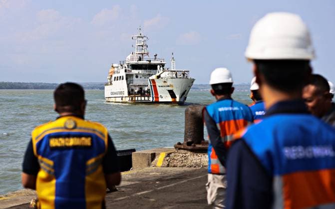 Survivors of Indonesian Ferry Fire Describe Chaotic Evacuation SURABAYA, EAST JAVA, INDONESIA AUGUST 4, 2026: Survivors of the KM Mutiara Sentosa II ferry fire arrive at Tanjung Perak Port aboard the KM Masalembo in Surabaya, East Java, Indonesia, on August 4, 2026. Survivors described a chaotic evacuation, saying passengers received little or no guidance from the crew, searched for life jackets on their own, and some jumped into the sea before drifting for hours until they were rescued. Their accounts contrast with information provided by the ferry operator to the Indonesian National Search and Rescue Agency (BASARNAS), which stated that all 238 passengers were wearing life jackets during the evacuation. According to BASARNAS, 233 peop Copyright: x xAndrexYurisx xJNAxPressx