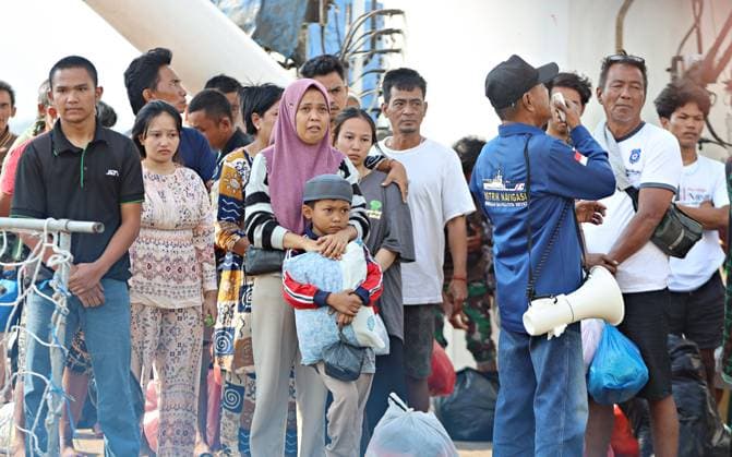 Survivors of Indonesian Ferry Fire Describe Chaotic Evacuation SURABAYA, EAST JAVA, INDONESIA AUGUST 4, 2026: Survivors of the KM Mutiara Sentosa II ferry fire arrive at Tanjung Perak Port aboard the KM Masalembo in Surabaya, East Java, Indonesia, on August 4, 2026. Survivors described a chaotic evacuation, saying passengers received little or no guidance from the crew, searched for life jackets on their own, and some jumped into the sea before drifting for hours until they were rescued. Their accounts contrast with information provided by the ferry operator to the Indonesian National Search and Rescue Agency (BASARNAS), which stated that all 238 passengers were wearing life jackets during the evacuation. According to BASARNAS, 233 peop Copyright: x xAndrexYurisx xJNAxPressx