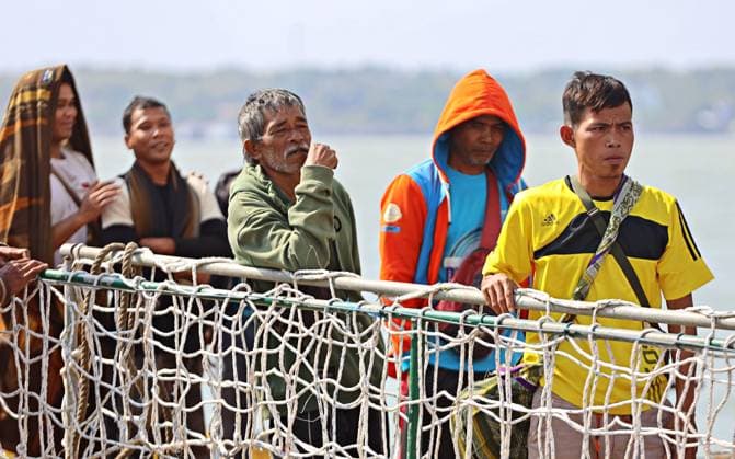 Survivors of Indonesian Ferry Fire Describe Chaotic Evacuation SURABAYA, EAST JAVA, INDONESIA AUGUST 4, 2026: Survivors of the KM Mutiara Sentosa II ferry fire arrive at Tanjung Perak Port aboard the KM Masalembo in Surabaya, East Java, Indonesia, on August 4, 2026. Survivors described a chaotic evacuation, saying passengers received little or no guidance from the crew, searched for life jackets on their own, and some jumped into the sea before drifting for hours until they were rescued. Their accounts contrast with information provided by the ferry operator to the Indonesian National Search and Rescue Agency (BASARNAS), which stated that all 238 passengers were wearing life jackets during the evacuation. According to BASARNAS, 233 peop Copyright: x xAndrexYurisx xJNAxPressx